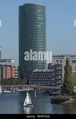 Westhafen Tower, Industrieanlagen und private Apartments in Frankfurt am Main, Deutschland Stockfoto