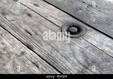 Es gibt viele Tische und Stühle an Pacifica Cafe, einschließlich dieser runden Holztisch auf der Terrasse sitzt. Stockfoto