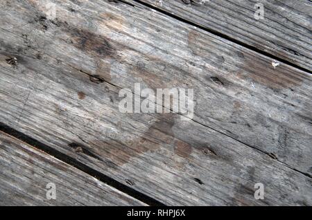 Es gibt viele Tische und Stühle an Pacifica Cafe, einschließlich dieser runden Holztisch auf der Terrasse sitzt. Stockfoto