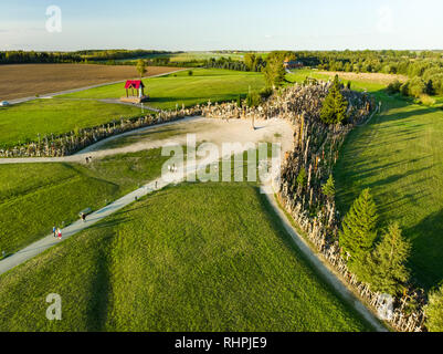 Luftaufnahme von Kryziu kalnas, oder den Berg der Kreuze, ein Ort der Wallfahrt in der Nähe der Stadt Siauliai, im Norden Litauens. Sonnigen Sommerabend. Stockfoto