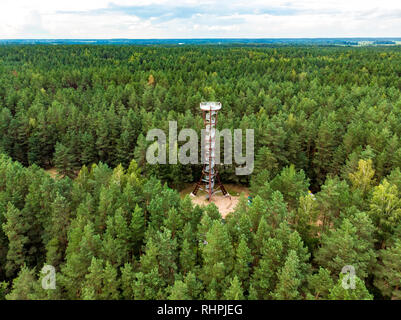 Luftaufnahme von labanoras Regionalpark Observation Tower, dem höchsten Aussichtsturm in Litauen, in Moletai, Litauen entfernt. Stockfoto