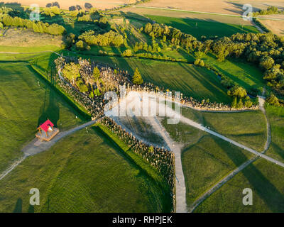 Luftaufnahme von Kryziu kalnas, oder den Berg der Kreuze, ein Ort der Wallfahrt in der Nähe der Stadt Siauliai, im Norden Litauens. Sonnigen Sommerabend. Stockfoto