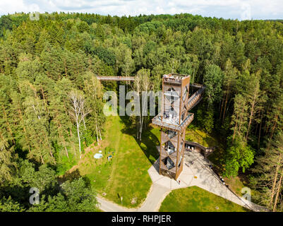 Luftbild des Laju takas, Baum - Vordach trail Komplex mit einem Gehweg, ein Informationszentrum und Aussichtsturm, in Anyksciai, Litauen entfernt. Stockfoto