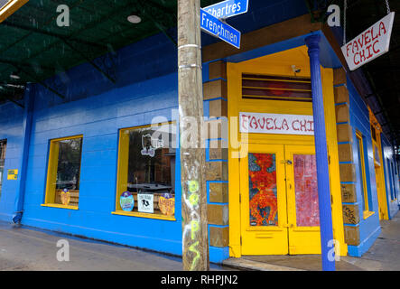 Favela Chic Restaurant, Ecke Frenchmen Street und Chartres Street, Marigny Nachbarschaft, New Orleans French Quarter, Louisiana, USA. Stockfoto