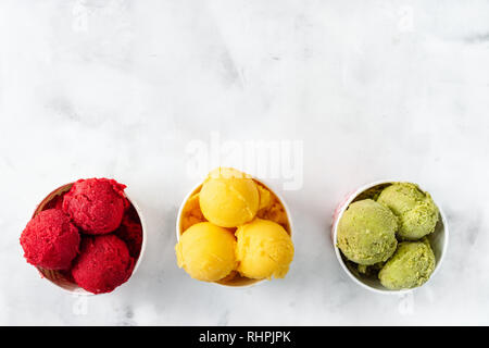 Obst bunte Sorbet auf weißem Hintergrund in Pappbechern Stockfoto