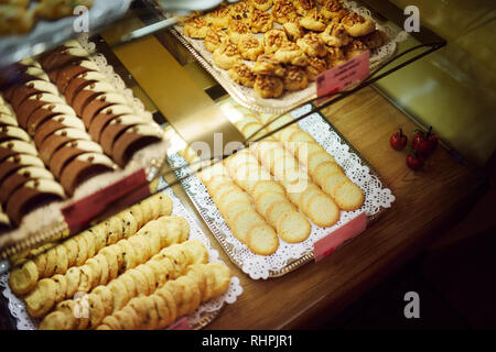 Verschiedene Süßigkeiten, Kuchen und Keksen zur Anzeige im kleinen Dessert store in Vilnius, Litauen Stockfoto
