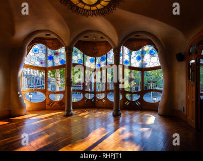 BARCELONA, SPANIEN - ca. Mai 2018: Innere des Casa Batlló, einem berühmten Gebäude im Zentrum von Barcelona von Antoni Gaudi. Blick auf den Edlen F Stockfoto