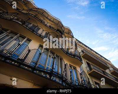 BARCELONA, SPANIEN - ca. Mai 2018: Blick auf Casa Batlló Balkone aus dem Innenhof., einem berühmten Gebäude im Zentrum von Barcelona, die von ein Stockfoto