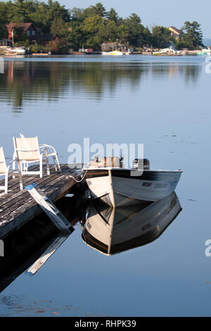 Kleine Außenborder Boot auf Rice Lake Stockfoto