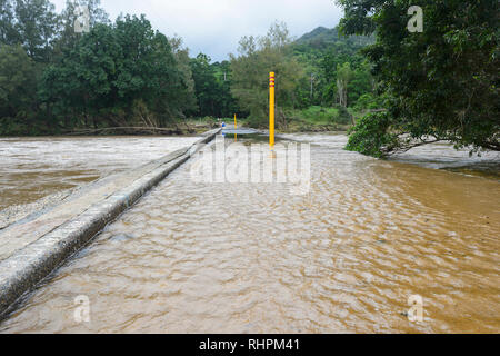 Überflutet Brücke über den Barron River während einer schweren Monsunregen, Cairns, Far North Queensland, FNQ, QLD, Australien Stockfoto