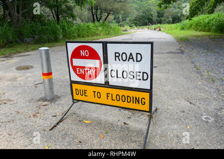 Schild "Straßensperrung wegen Hochwasser" während einer schweren Monsunregen, Cairns, Far North Queensland, FNQ, QLD, Australien Stockfoto