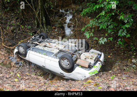 Auto in den Fluten während einer schweren Monsunregen, Cairns, Far North Queensland, FNQ, QLD, Australien gefangen Umgeworfen Stockfoto