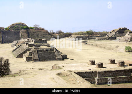 Draufsicht auf Ruinen der Maya-Pyramiden in heiliger Ort Monte Alban, Oaxaca, Mexiko, Nordamerika. UNESCO-Weltkulturerbe Stockfoto