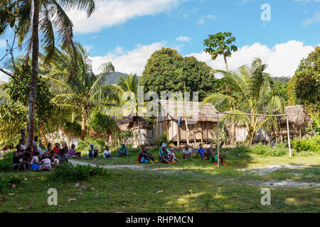 Maroantsetra, Madagaskar - 23. November 2016: madagassische Völker, Frauen, Männer und Kinder auf Fußballspiel hinter seinem Dorf geniessen, in der Nähe von Masoala ra Stockfoto