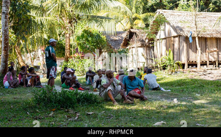 Maroantsetra, Madagaskar - 23. November 2016: madagassische Kinder auf Fußballspiel hinter seinem Dorf geniessen, in der Nähe der Masoala Regenwald in Madagaskar. Stockfoto