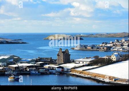 Blick auf das Dorf von Scalloway und Scalloway Castle. Scalloway Castle ist ein Tower house in Scalloway, auf den Shetland Inseln Festland, Stockfoto