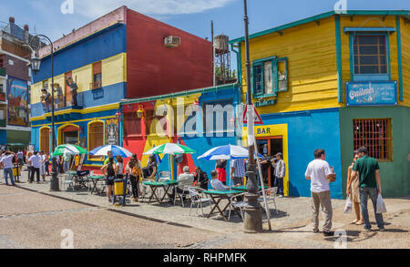 Menschen, die die bunten Straßen von La Boca in Buenos Aires, Argentinien Stockfoto