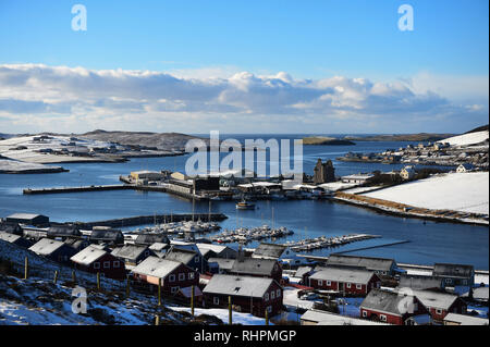 Blick auf das Dorf von Scalloway und Scalloway Castle. Scalloway Castle ist ein Tower house in Scalloway, auf den Shetland Inseln Festland, Stockfoto