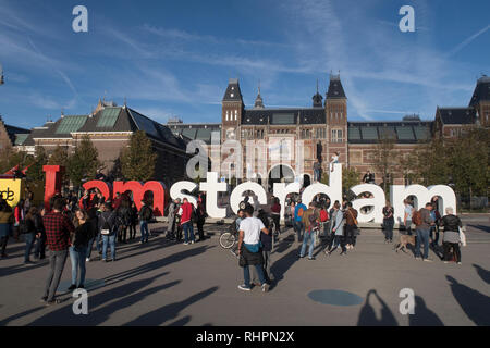 Amsterdam, Niederlande, 18. Oktober, 2018; Briefe ich bin Amsterdam am Museumplein von Touristen, die bald entfernt werden umgeben Stockfoto