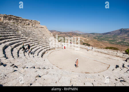 CEFALU/Sizilien - 13.SEPTEMBER 2011: Ruinen der griechischen Theater in der Nähe von antiken dorischen Tempel befindet sich auf der Spitze des Monte Bàrbaro Stockfoto