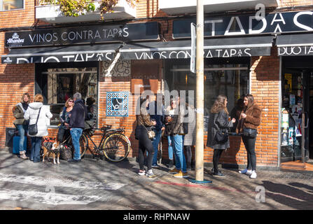 Kunden für einen Tisch draußen Duo Tapas, einem beliebten Tapas Bar in Sevilla, Spanien warten Stockfoto