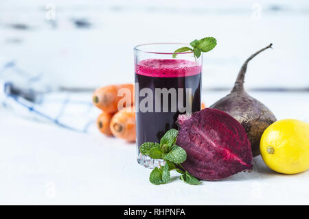 Frische Säfte aus hausgemachte Gemüse. Zuckerrüben Smoothie. Detox, Vegetarismus auf einem hellen Sommer Background Copy space Stockfoto