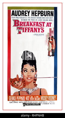 Vintage Film Poster FRÜHSTÜCK BEI TIFFANY'S, AUDREY HEPBURN, George Peppard, Mickey Rooney, Patricia Neal, Buddy Ebsen, Martin Balsam Regie Blake Edwards 'Moon River' Henry Mancini. Poster von Künstler McGinnis 1961 Stockfoto