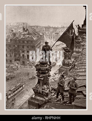 RUSSISCHE FLAGGE BERLIN 1945 REICHSTAG IKONISCHER Weltkrieg 2 Deutschland. Russischer Soldat, der die sowjetische Hammer- und Sichelflagge über der Reichskanzlei des NS-Reichstages aufwirft Russische Flagge, ein historisches Foto aus dem Zweiten Weltkrieg, aufgenommen während der Schlacht von Berlin am 2. Mai 1945. Es zeigt die Truppen der Sowjetunion Meliton Kantaria und Michail Jegorow, die ihre Fahne über dem ehemaligen Nazi-Machtsitz, dem Berliner Reichstag, in Berlin-Deutschland, erheben Stockfoto