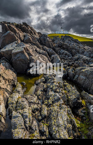 Strathy Point Lighthouse Auf wilde Klippen, an der Atlantikküste in der Nähe von Thurso in Schottland Stockfoto