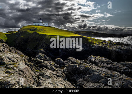 Strathy Point Lighthouse Auf wilde Klippen, an der Atlantikküste in der Nähe von Thurso in Schottland Stockfoto