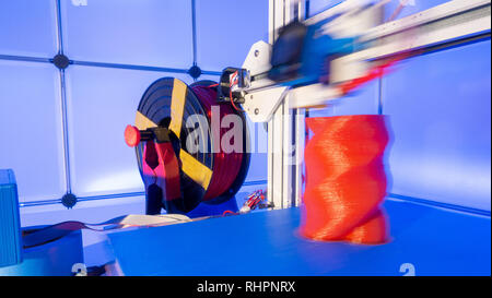 3d-Drucker in Aktion. Moderne 3D-Drucker drucken Abbildung Stockfoto