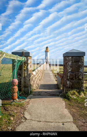 Spektakuläre Makrele Himmel über dem Leuchtturm von Tobermory in Schottland Stockfoto