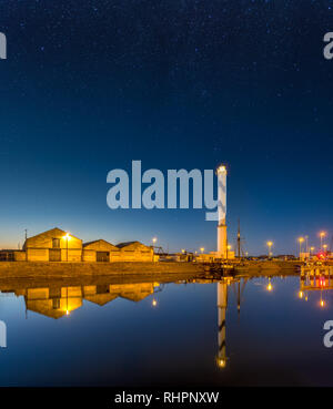 Der alte Leuchtturm von Ostende als "Lange Nelle' in der Nacht bekannt, in einem kommerziellen Dock im Hafen von Ostende, Belgien Stockfoto