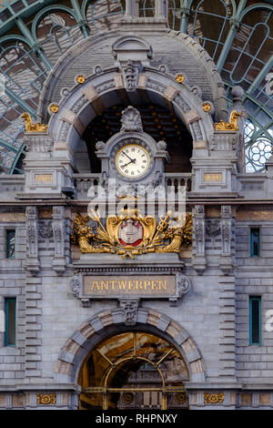 Uhr auf der oberen Ebene der Hauptbahnhof in Antwerpen. Das ursprüngliche Gebäude wurde von Clement Van Bogaert konzipiert und wurde zwischen 1895 gebaut Stockfoto