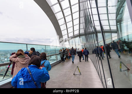 London, Großbritannien - 30 April, 2018: die Menschen bewundern Sie die Aussicht von der Terrasse der Sky Garden bei 20 Fenchurch Street Stockfoto