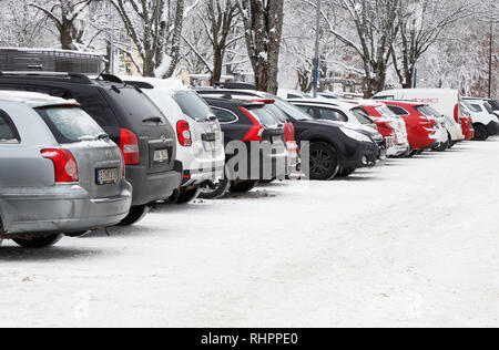 Karlstad, Schweden - Januar 31, 2019: eine Reihe von geparkten Autos in der Innenstadt. Stockfoto