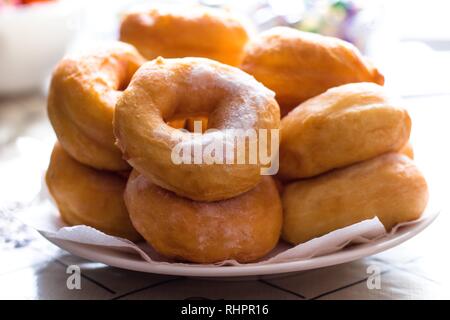 Hot Konditoren haben gerade verurteilt worden und auf Gerichte und bestreut mit Puderzucker. Ein sehr leckeres Mehl Produkt für Liebhaber von Dessert Stockfoto