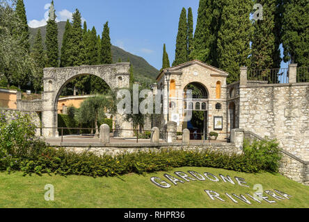 GARDONE RIVIERA, ITALIEN - September 2018: Eintritt in das Vittoriale degli Italiani Gärten in Gardone Riviera. Stockfoto