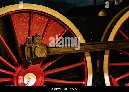 Details der leuchtend rote Räder, Fragment des alten Dampflokomotive Nahaufnahme. Absract vintage Hintergrund Stockfoto