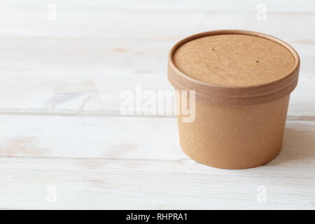 Kraftpapier Suppe Schüssel mit Deckel auf einem weißen Tisch Stockfoto