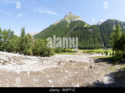 Engelberg, Schweiz - 30. Juli 2017: Erdrutsch auf dem Bett von einem Strom Stockfoto