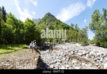 Engelberg, Schweiz - 30. Juli 2017: Erdrutsch auf dem Bett von einem Strom Stockfoto