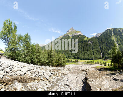 Engelberg, Schweiz - 30. Juli 2017: Erdrutsch auf dem Bett von einem Strom Stockfoto