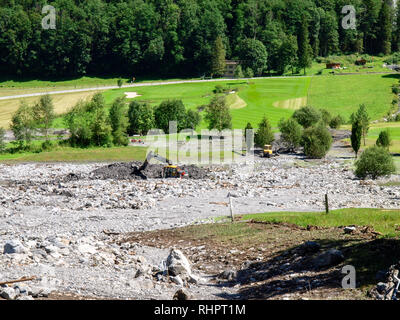 Engelberg, Schweiz - 30. Juli 2017: Erdrutsch auf dem Bett von einem Strom Stockfoto