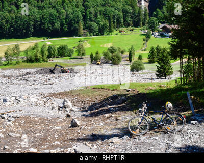 Engelberg, Schweiz - 30. Juli 2017: Erdrutsch auf dem Bett von einem Strom Stockfoto