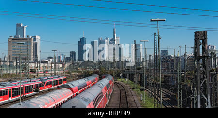 Wolkenkratzer und die Bahn Luftbild von Frankfurt Hauptbahnhof Stockfoto