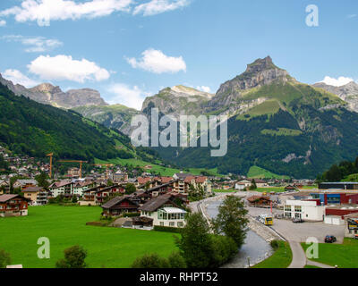 Engelberg, Schweiz - 31. Juli 2017: kleine Stadt im alpinen Grün Stockfoto