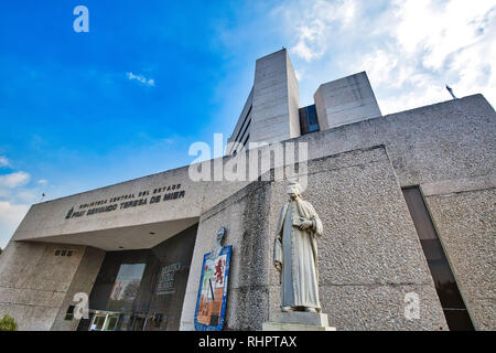 Monterrey, Mexiko, 11. Dezember 2018: Monterrey, zentrale Bibliothek (Fray Servando Teresa de Mier) auf Wahrzeichen Macroplaza (La Gran Plaza) Square i Stockfoto