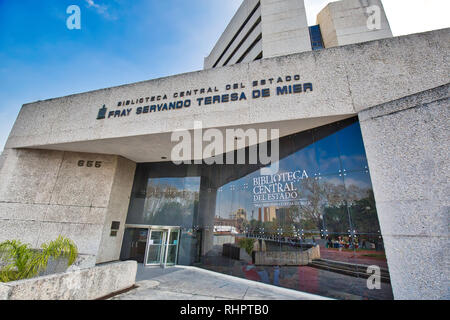 Monterrey, Mexiko, 11. Dezember 2018: Monterrey, zentrale Bibliothek (Fray Servando Teresa de Mier) auf Wahrzeichen Macroplaza (La Gran Plaza) Square i Stockfoto