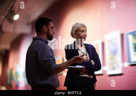 Menschen in Kunst suchen Stockfoto